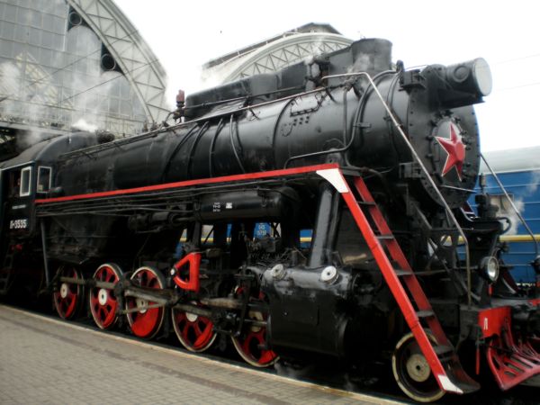 На цій фотографії видно, що повезе поїзд паровоз Л-3535, названий так в честь конструктора Лебедянського.