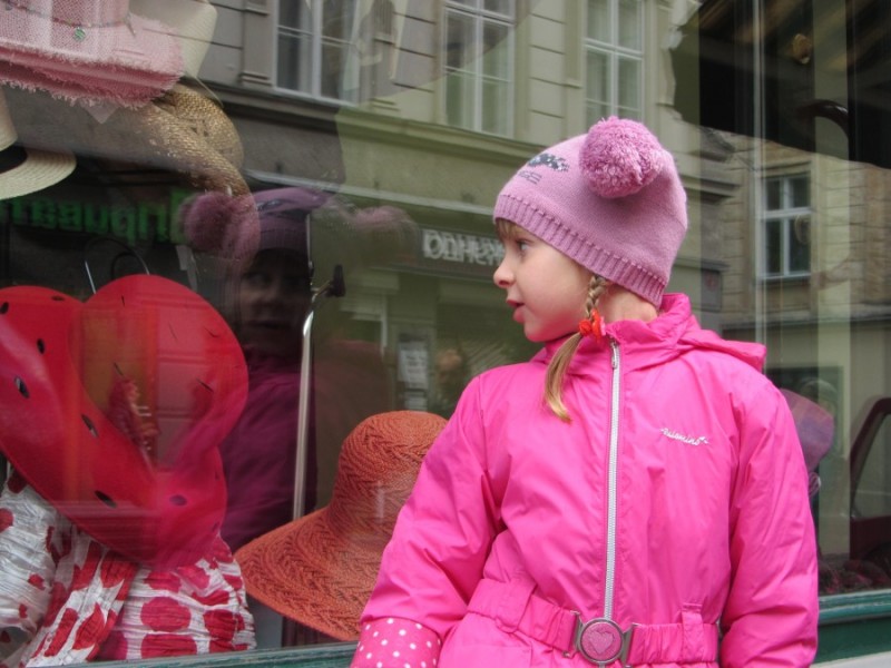 Ідучи вул. Галицькою, увагу Софії привернув магазинчик з капелюшками, які їй дуже сподобались - мамо, купи собі червоний - мабуть він був найефектніший.